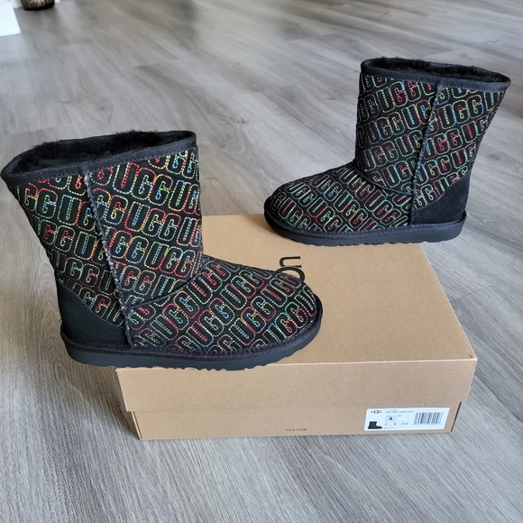 UGG Kids Classic II Graphic Stitch Short Boot - Picture 2 of 10